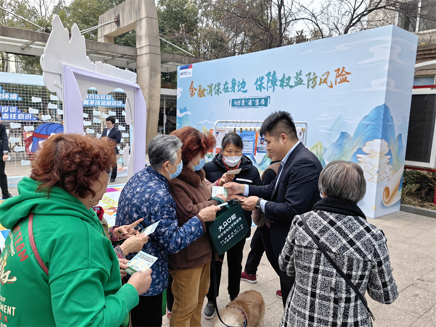 浦發(fā)銀行武漢分行進(jìn)社區(qū)開展游園集市學(xué)金融知識(shí)活動(dòng)【3】