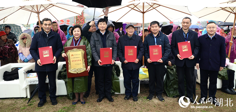 6位專家獲聘武穴市油菜產(chǎn)業(yè)導(dǎo)師和油菜產(chǎn)業(yè)發(fā)展顧問。