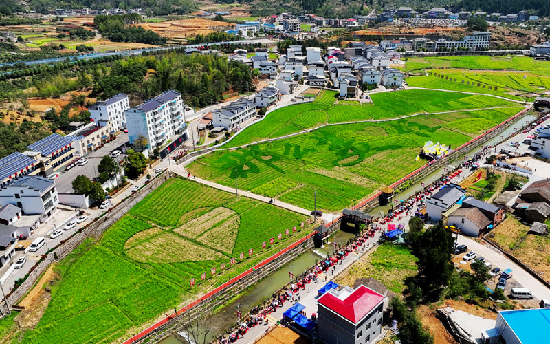 萬(wàn)名游客聚集通山縣大畈鎮(zhèn)隱水村 。周建軍攝