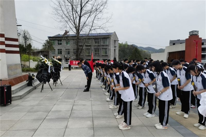 全體學(xué)生手捧鮮花向烈士墓碑鞠躬致敬