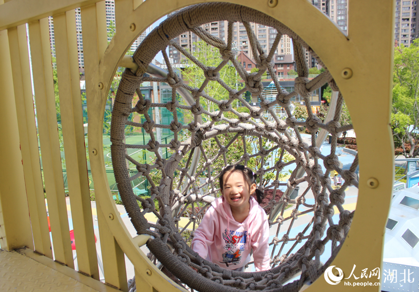 張之洞體育公園，小女孩在兒童設(shè)施攀爬。人民網(wǎng)記者 張沛攝