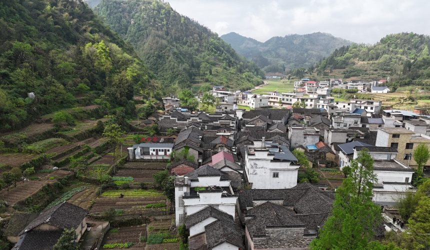 航拍通山石門村長夏畈古民居群。尹多黎攝