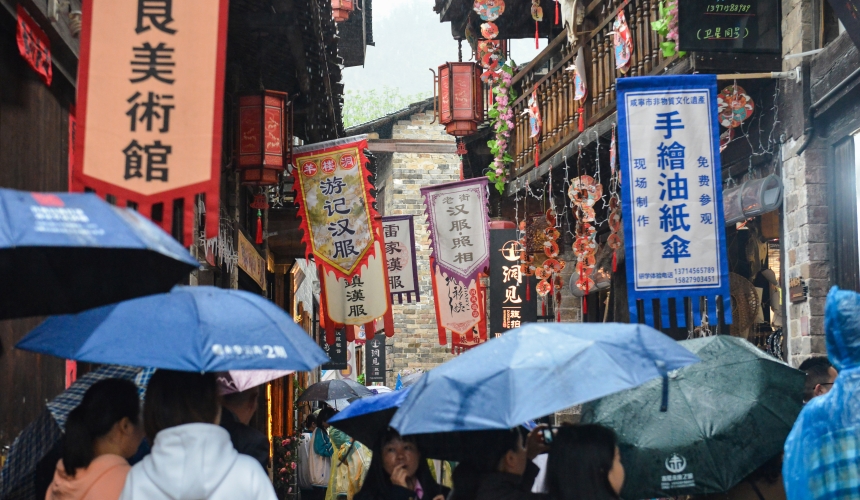 雨中赤壁羊樓洞游人如織。毛亞軒攝