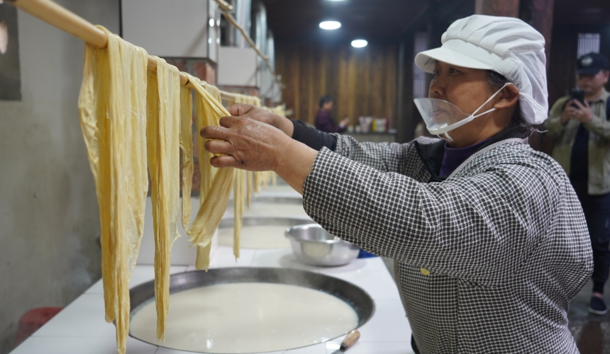 在通山石門村長夏畈古民居群，豆腐店員工正在制作豆油皮。人民網(wǎng)記者 周雯攝