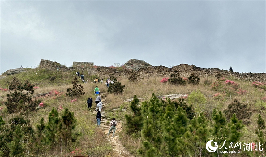 游客沿著山道攀爬。人民網(wǎng)記者 張沛攝