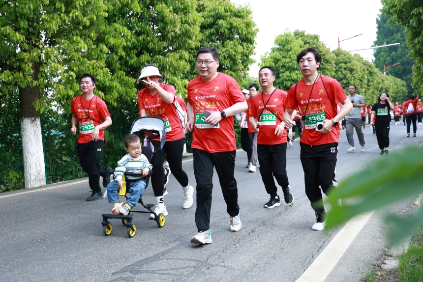 2024潛江返灣湖馬拉松鳴槍開跑。賽事組委會供圖