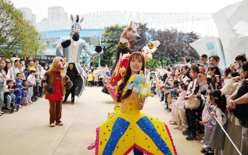 武漢極地海洋公園巡游吸引眾多小朋友。何曉剛攝