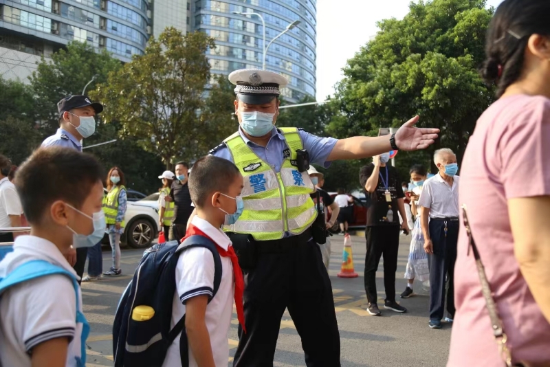 交警護(hù)航小學(xué)生入學(xué)。高梓健攝