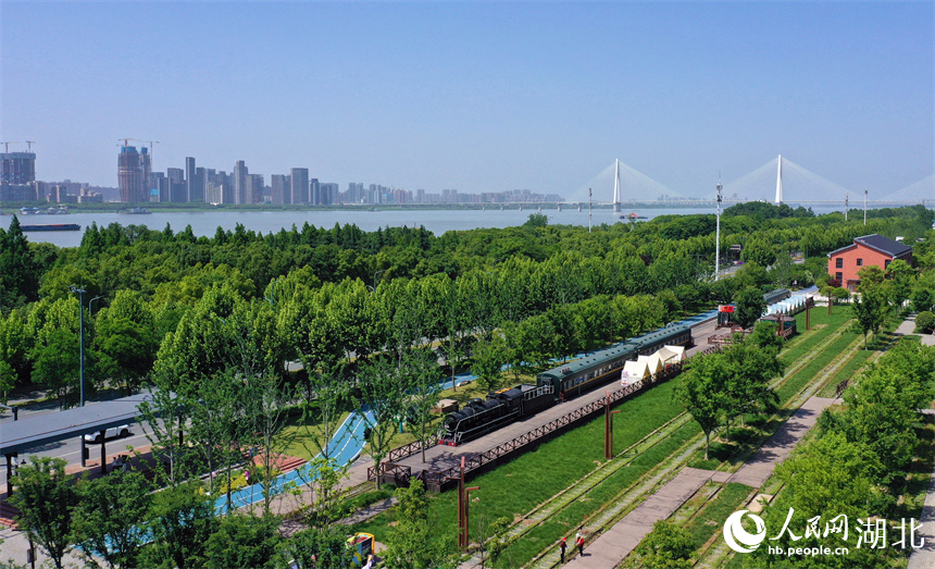 在四美塘文化公園，騎行長(zhǎng)廊與各種型號(hào)的退休火車(chē)頭相映成趣。人民網(wǎng)記者 張雋攝