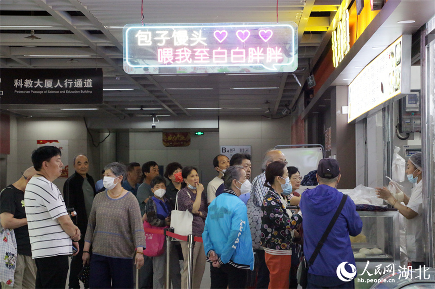 武漢地鐵洪山廣場站地下商業(yè)街不少市民在排隊(duì)買饃饃。人民網(wǎng)記者 周恬攝