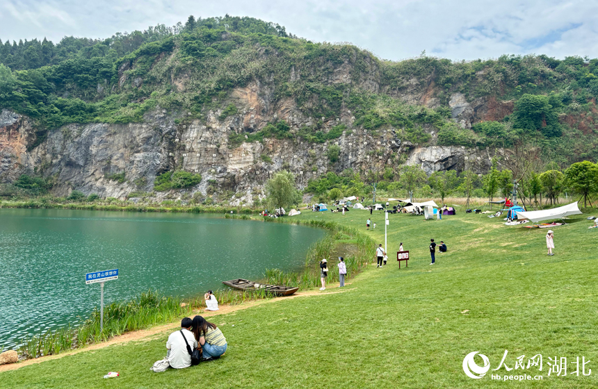 靈山生態(tài)文化旅游區(qū)吸引了不少游客前來(lái)賞景。人民網(wǎng)記者 張沛攝