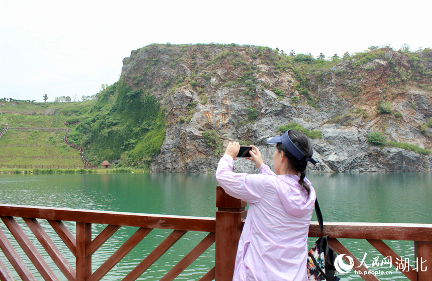 游客在靈山生態(tài)文化旅游區(qū)內拍照。人民網(wǎng)記者 張沛攝