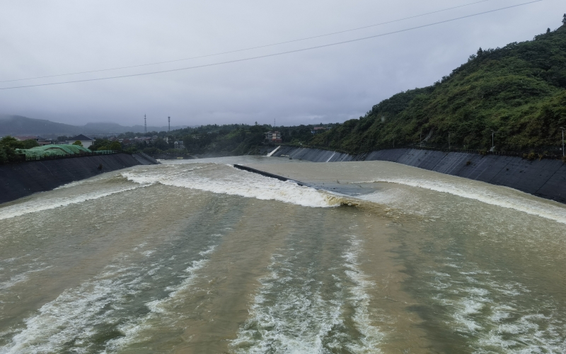 富水水庫開始泄洪。