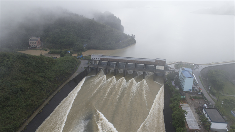 富水水庫開閘泄洪。湖北省富水水庫管理局供圖