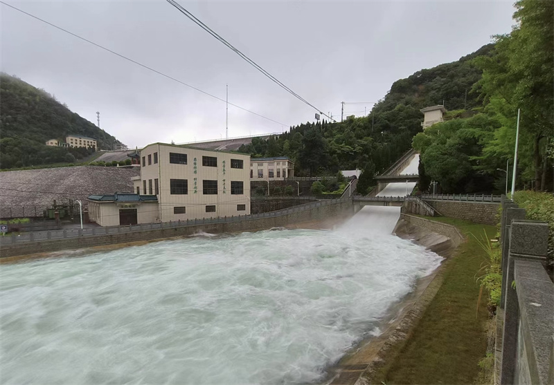 王英水庫開啟泄洪洞閘門泄洪。湖北省王英水庫管理局供圖