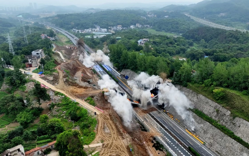 京港澳高速改擴建工程天橋爆破現(xiàn)場。吳迪攝