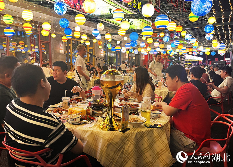 在潛江生態(tài)龍蝦城，食客們品嘗美味龍蝦。人民網(wǎng)記者 張雋攝