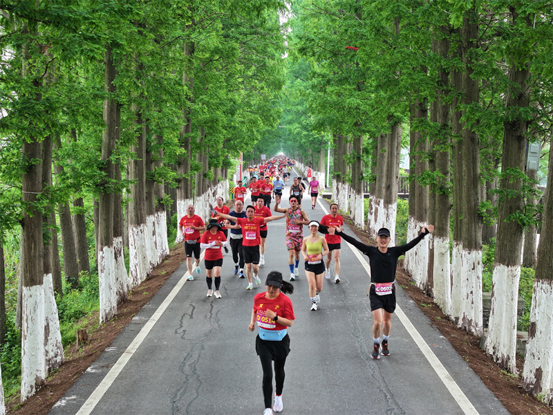 2024年潛江返灣湖馬拉松鳴槍開跑。潛江市委宣傳部供圖