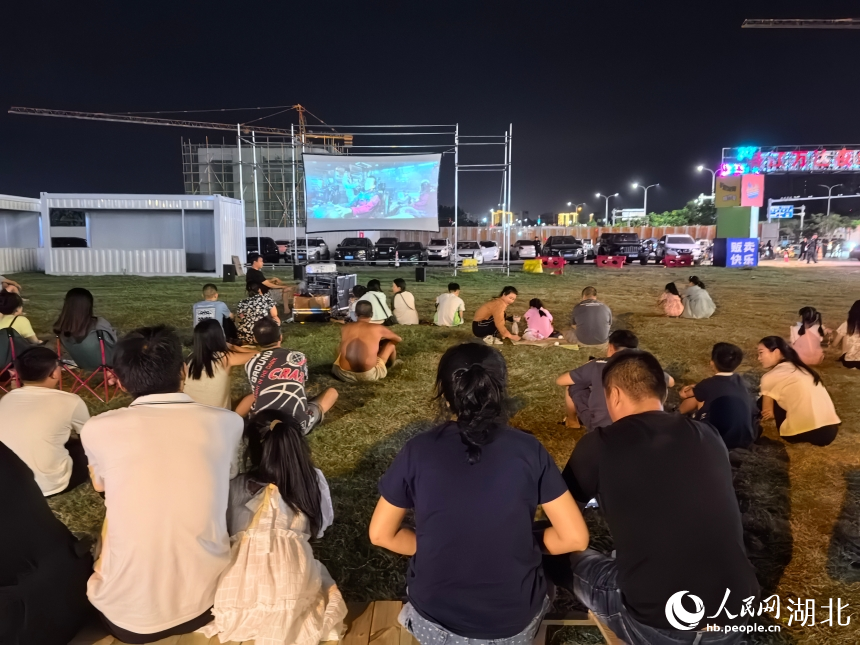 在露營基地看一場免費電影。人民網記者 周雯攝