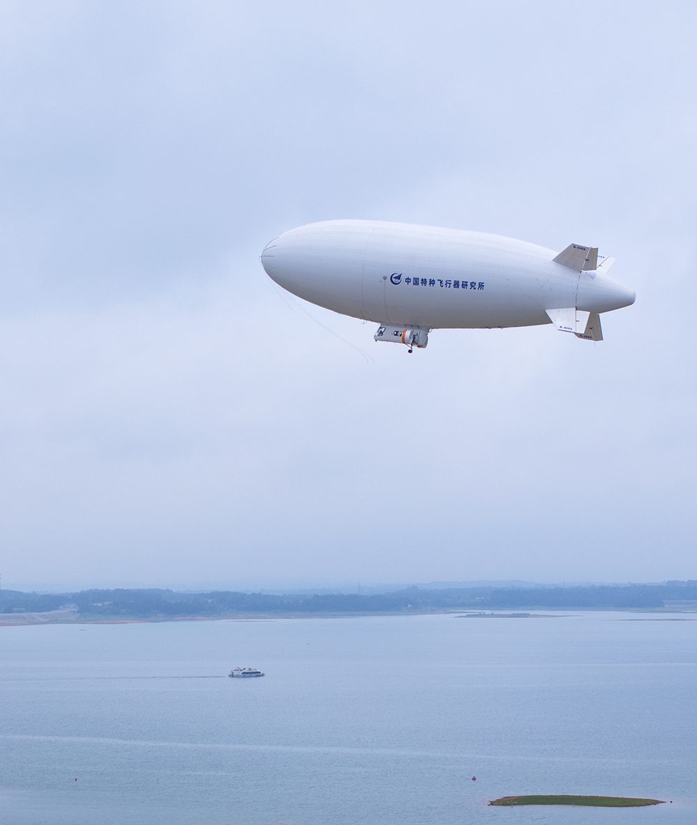 AS700在荊門漳河上空飛越。張彩云攝