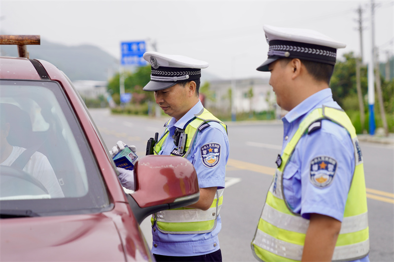 路面執(zhí)勤，排查安全隱患