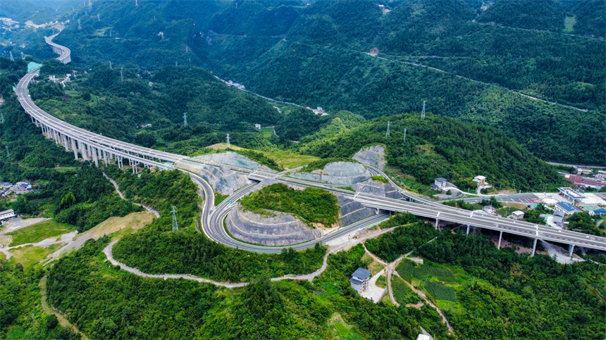 鄂西迎來(lái)新“天路” 湖北交投宜來(lái)高速鶴峰東段建成