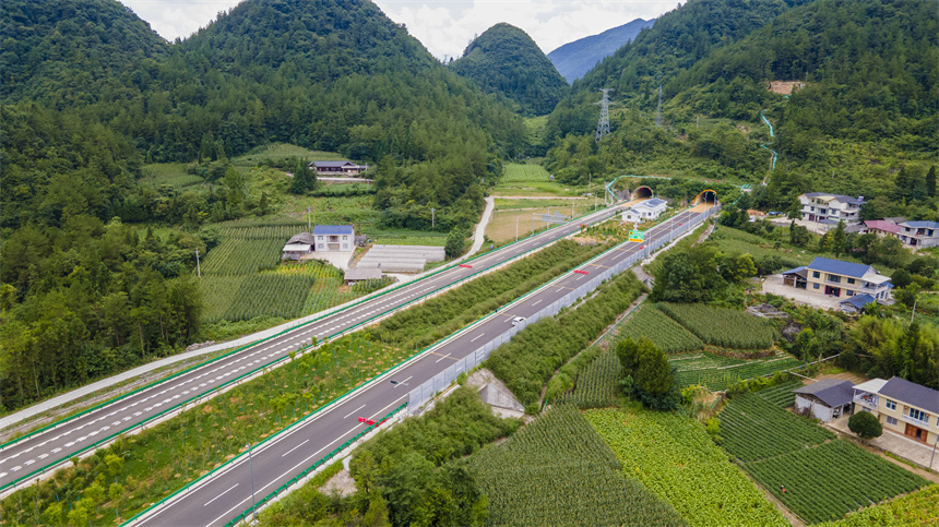 鄂西迎來(lái)新“天路” 湖北交投宜來(lái)高速鶴峰東段建成