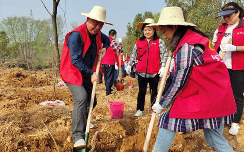 志愿小分隊(duì)在種植果樹(shù)苗