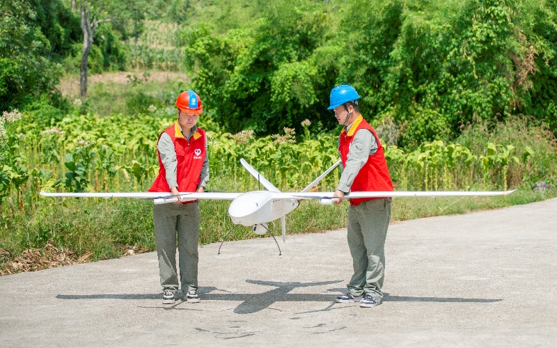 無(wú)人機(jī)飛手搬運(yùn)固定翼無(wú)人機(jī)到指定起飛地點(diǎn)。