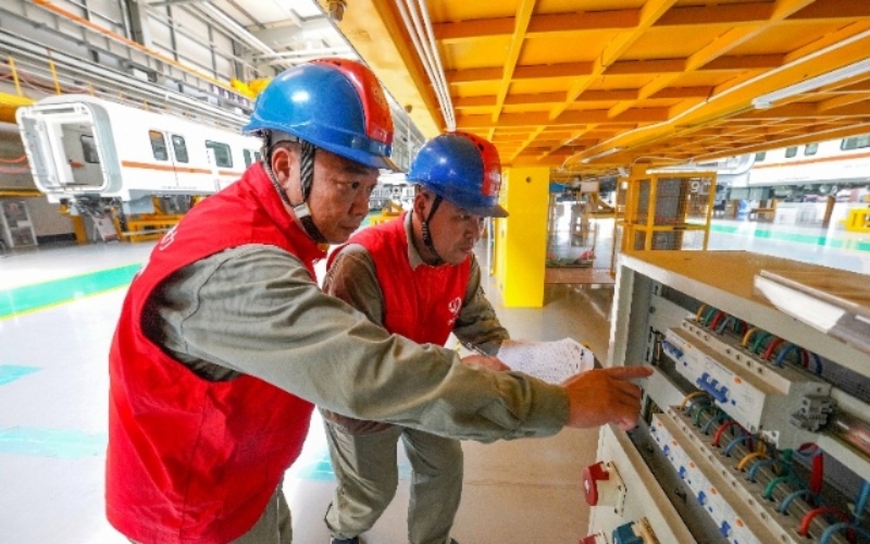    國網(wǎng)湖北電路員工檢查中車長客專用電力設(shè)施、設(shè)備，排查安全隱患。陳剛攝