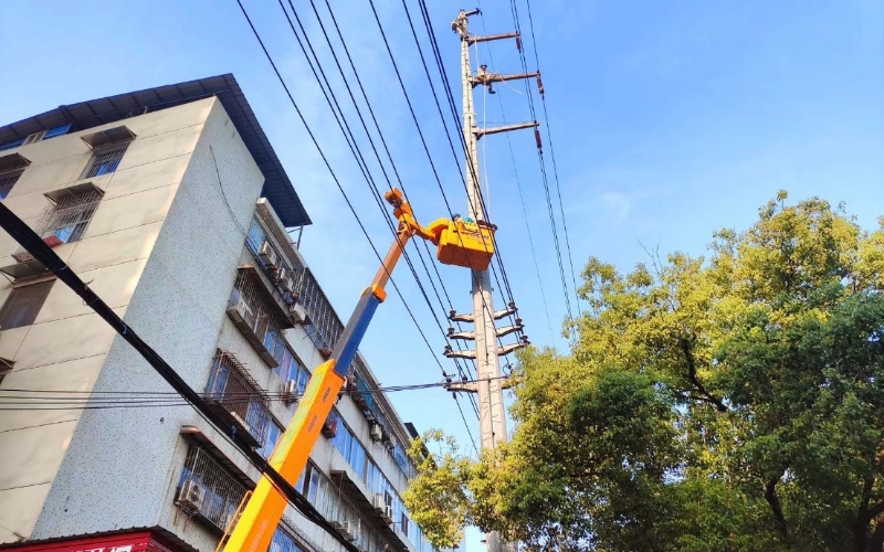 檢修人員利用帶電作業(yè)車檢修線路。王煥攝