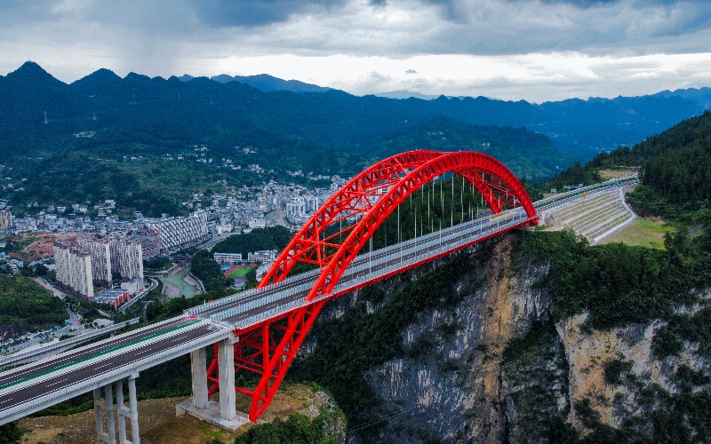 由湖北交投集團(tuán)投資建設(shè)的湖北宜來(lái)高速公路鶴峰東段項(xiàng)目通過(guò)交工驗(yàn)收，標(biāo)志著該項(xiàng)目全面建成并具備通車(chē)條件。湖北交投供圖