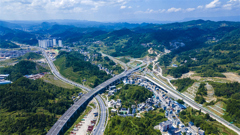 由湖北交投集團投資建設的張家界至南充高速公路湖北宣恩（李家河）至咸豐段正式通車。