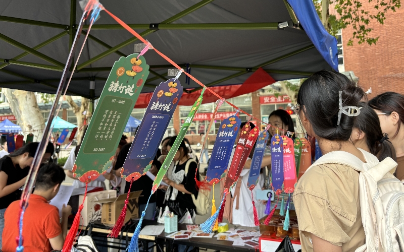 大學(xué)生“花式”過中秋。