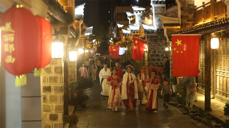 圖為鄖西縣城關(guān)鎮(zhèn)老北街低碳文化街區(qū)漢服巡游 徐軍攝