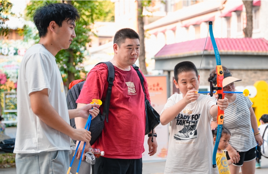 游客體驗(yàn)投壺射箭