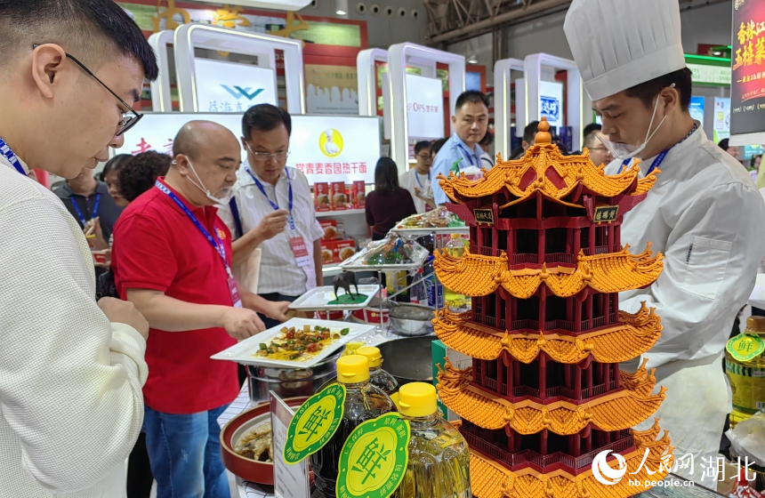 帶著湖北元素的本地農產品在展會現(xiàn)場引起大家興趣。人民網記者 郭婷婷攝