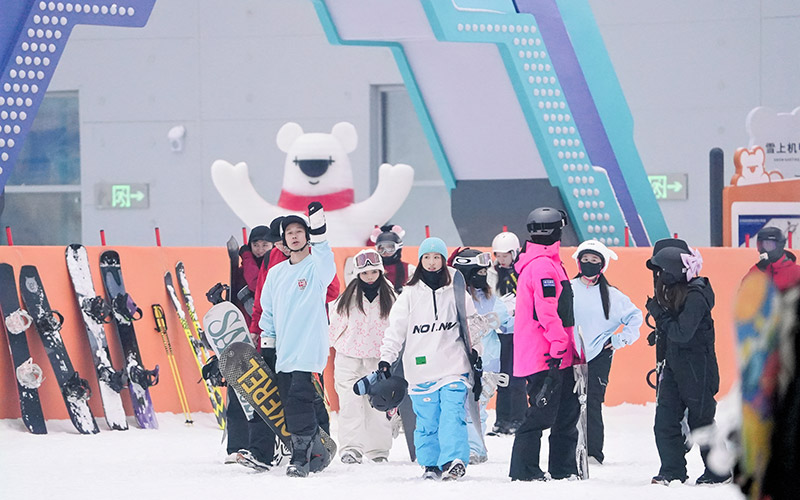 滑雪愛好者正在進場。黃軒攝