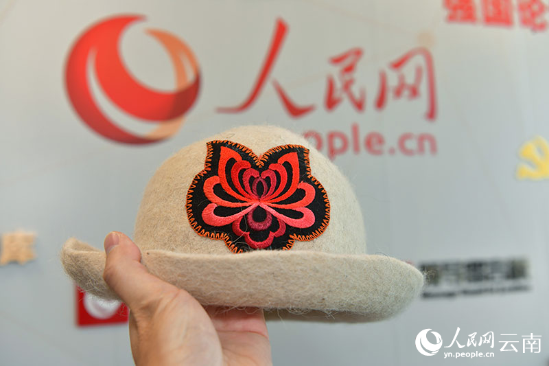 融入元謀彝族搟氈技藝與彝族刺繡制作的產(chǎn)品。人民網(wǎng)記者 任峰濤攝