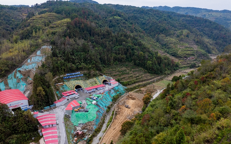 在建的十巫南高速興隆2隧道。吳迪攝