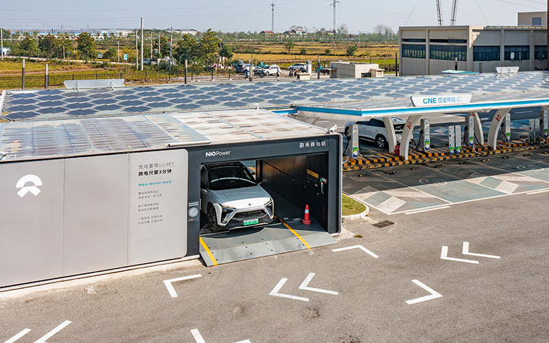 荊州東服務(wù)區(qū)一臺蔚來新能源車正在進行換電。吳迪攝