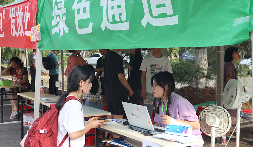 新生辦理綠色通道。中南民族大學(xué)供圖